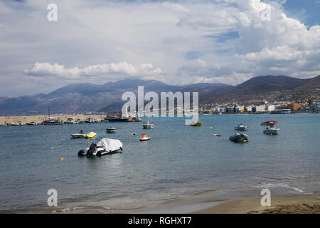 Der Hafen Wharf in Hersonissos, Kreta. Hafen mit Fischerbooten und Segelboote auf der griechischen Insel. Stockfoto