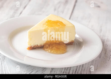 Traditionelle Käsekuchen auf dem hölzernen Tisch flach Stockfoto