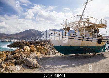 Der Hafen Wharf in Hersonissos, Kreta. Hafen mit Fischerbooten und Segelboote auf der griechischen Insel. Stockfoto