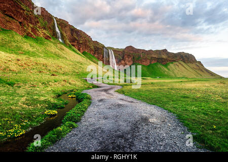 Sonnenaufgang auf dem Seljalandfoss Wasserfall auf Seljalandsa Fluss, Island, Europa. Erstaunliche Ansicht von innen Stockfoto