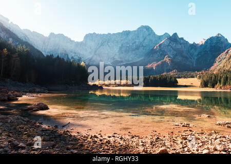 Bunte sunrise auf Fusine See. Malerischer herbst Szene mit Mangart Peak im Hintergrund. Julische Alpen, Provinz Udine, Italien Stockfoto