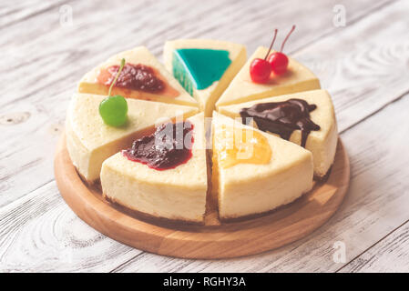 Stück Käsekuchen mit verschiedenen Toppings Stockfoto
