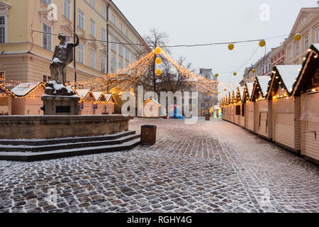 Lemberg im Winter. Malerische Abendlicher Blick auf Weihnachtsmarkt im Stadtzentrum. Osteuropa, Ukraine Stockfoto