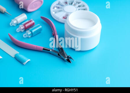 Eine Reihe von kosmetischen Werkzeuge für professionelle Maniküre, Nagelpflege und schönen Designs auf einem blauen Hintergrund zu erstellen Stockfoto