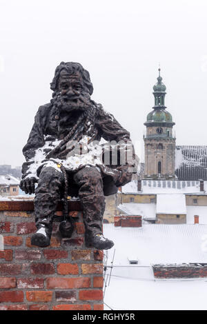 Lemberg im Winter. Malerischer Blick auf Stadtzentrum von Lviv von der Oberseite des alten Dach des Restaurants Haus der Legende. Osteuropa, Ukraine Stockfoto