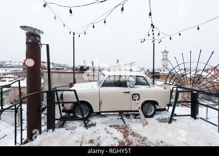 Lemberg im Winter. Malerischer Blick auf Stadtzentrum von Lviv von der Oberseite des alten Dach des Restaurants Haus der Legende. Osteuropa, Ukraine Stockfoto