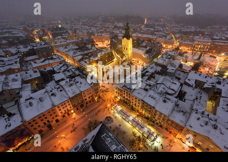 Lemberg im Winter. Malerische Abendlicher Blick auf das Stadtzentrum von der Oberseite des Rathauses. Osteuropa, Ukraine Stockfoto