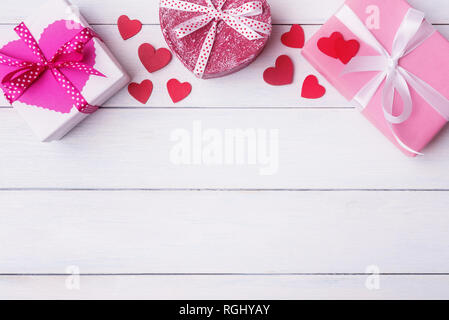 Geschenkboxen auf weißem Holz- Hintergrund. Valentines Tag Konzept Stockfoto