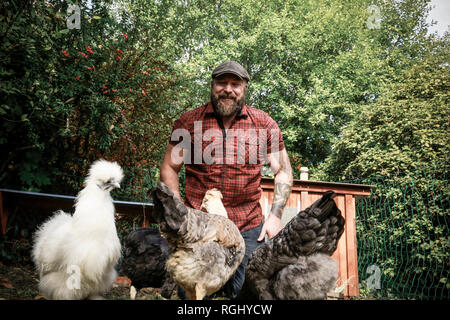 Mann in seinem eigenen Garten, kostenlose Hühner Stockfoto