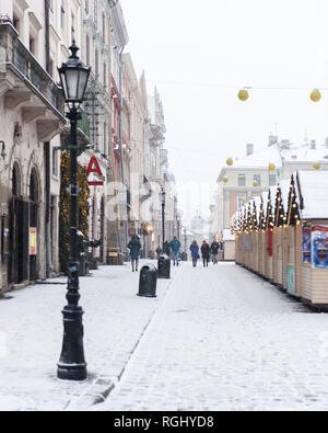 Lemberg im Winter. Malerische Abendlicher Blick auf Weihnachtsmarkt im Stadtzentrum. Osteuropa, Ukraine Stockfoto