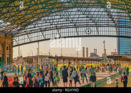 MONTEVIDEO, URUGUAY, Oktober - 2018 - Masse genießen Tag des Denkmals an verlassenen alten Bahnhof in Montevideo, Uruguay Stockfoto