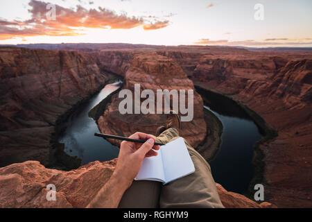 USA, Arizona, Colorado River, Horseshoe Bend, junger Mann auf Sicht, Notebook Stockfoto