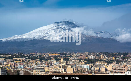 Majestätischen Ätna in Sizilien. Im Vordergrund Gebäude von Catania Stockfoto