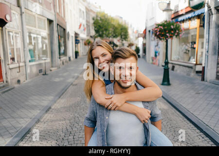 Niederlande, Maastricht, Portrait von glückliches junges Paar in der Stadt Stockfoto