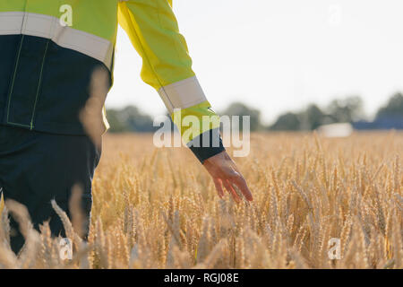 Nahaufnahme der Mann in Arbeitsschutzausrüstungen in einem Feld Stockfoto