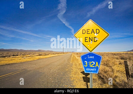 Ein Zeichen markiert eine Sackgasse Schotterstraße in der ländlichen Landschaft des Oregon Outback in der Nähe der kleinen Stadt Plüsch, Oregon im südöstlichen Teil des Stockfoto