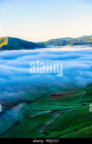 Italien, Umbrien, Sibillini Nationalpark, Piano Grande di Castelluccio Di Norcia am Morgen, Nebel Stockfoto