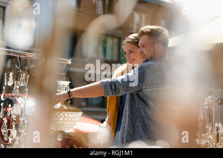 Belgien, Tongeren, glückliches junges Paar auf einem antiken Flohmarkt Stockfoto