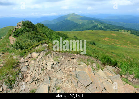 Polonina Welinska. Wanderweg in der Nähe von Mountain Shelter Puchatek Hütte (Chatka Puchatka), Bieszczady-gebirge, Polen Stockfoto