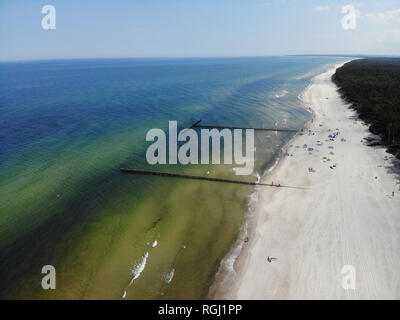 Ansicht von oben Luftaufnahme von Ostsee und Sandstrand Stockfoto
