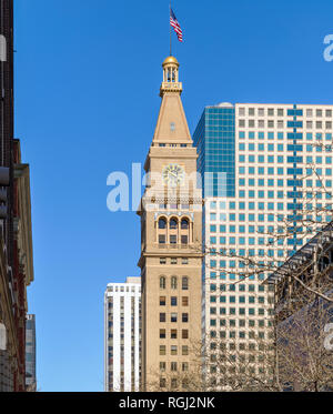 Die Daniels und Fisher Tower - ein wintertag Blick auf Daniels und Fisher Tower, einem historischen Wahrzeichen an der 16. Straße in der Innenstadt von Denver, CO, USA. Stockfoto