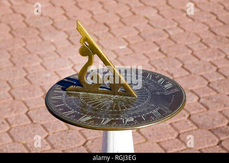 Eine Sonnenuhr mit römischen Ziffern auf einem Stein Terrasse. Stockfoto