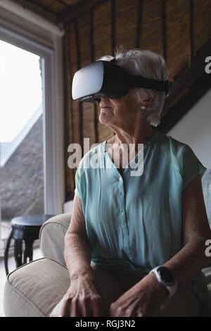 Ältere Frau mit Virtual reality Headset Stockfoto