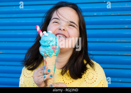 Jugendlicher Mädchen mit Down-syndrom ein Eis genießen. Stockfoto