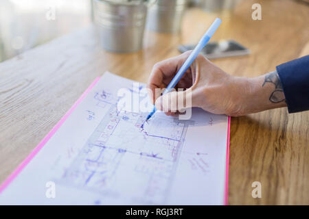 Nahaufnahme des Architekten arbeiten an Bauplan Stockfoto