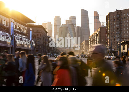 Russland, Moskau, beschäftigte Leute Kreuzung Bol haya Dorogomilovskaya Ulitsa Stockfoto