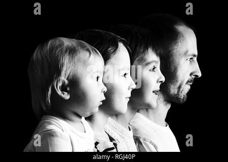 Family Portrait von Vater und drei Jungen, Profil Bild von Ihnen alle in einer Reihe, auf schwarzem Hintergrund, Farbe Version Stockfoto