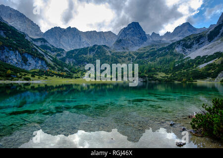 Österreich, Tirol, Wettersteingebirge und Mieminger Kette, Ehrwald, See, Seebensee Sonnenspitze, Schartenkopf und vorderer Drachenkopf Stockfoto