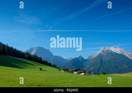 Deutschland, Bayern, Berchtesgadener Land, Berchtesgadener Alpen, Hochschwarzeck bei Ramsau, Watzmann und Hochkalter im Hintergrund Stockfoto