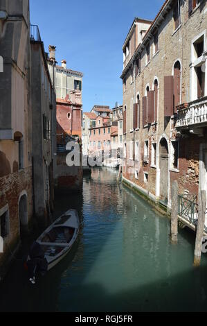 Fondamenta Folzi mit der schmalen Kanäle in Venedig. Reisen, Urlaub, Architektur. März 29, 2015. Venedig, Venetien, Italien. Stockfoto