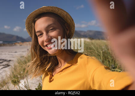 Frau mit Hut am Strand entspannen Stockfoto