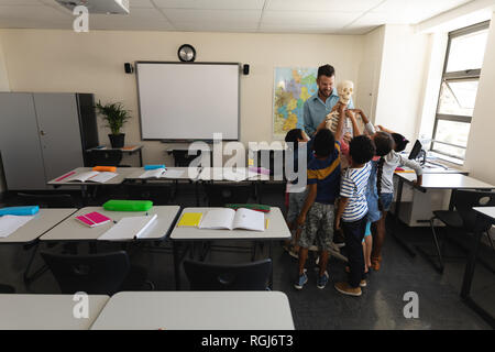 Weit aus den Augen schoolkids lernen Anatomie der menschlichen Skelett im Klassenzimmer der Volksschule Stockfoto