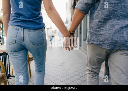 Niederlande, Maastricht, close-up der jungen Paare gingen Hand in Hand in der Stadt Stockfoto