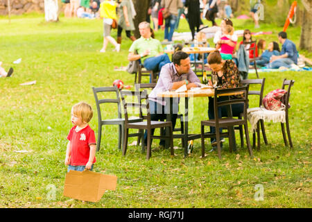 Johannesburg, Südafrika - 09. Mai 2015: Junge Familien an einem park picknick Stockfoto
