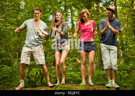 Freunde Tanzen in einen Wald. Stockfoto