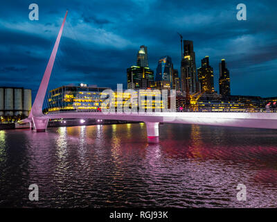 Argentinien, Buenos Aires, Puerto Madero, Dock Süd mit Puente de La Mujer, Brücke der Frauen Stockfoto