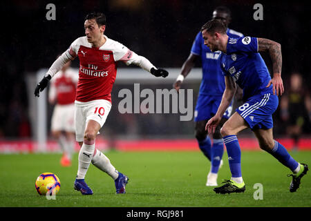 Von Arsenal Mesut Ozil und Cardiff City Joe Ralls während der Premier League Match im Emirates Stadium, London. Stockfoto