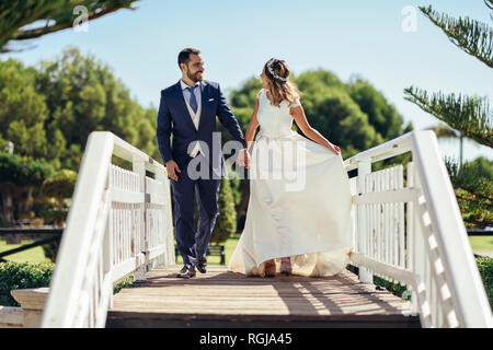 Brautpaar ihre Hochzeit Tag genießen in einem Park Stockfoto