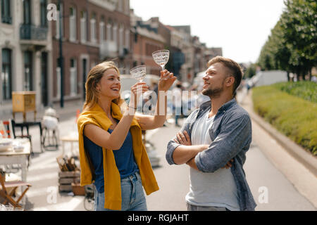 Belgien, Tongeren, glückliches junges Paar mit Brille auf einem antiken Flohmarkt Stockfoto