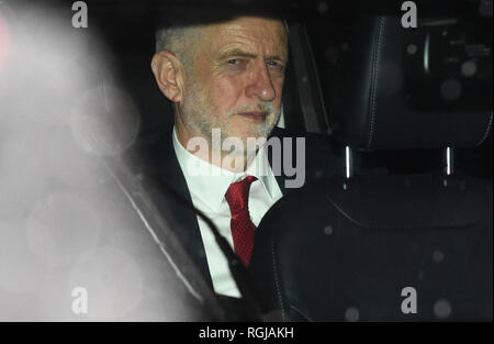 Der Führer der Jeremy Corbyn verlässt das Unterhaus nach den Ergebnissen der Abstimmung über Änderungsanträge von MPs über Brexit Deal der Regierung. Stockfoto