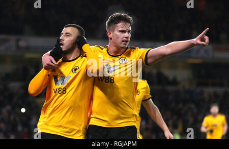 Wolverhampton Wanderers' Romain Saiss (links) feiert zählenden erste Ziel seiner Seite des Spiels mit Leander Dendoncker während der Premier League Spiel im Molineux, Wolverhampton. Stockfoto