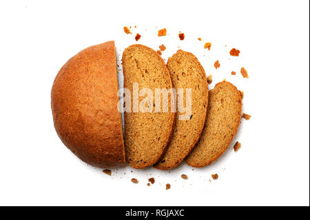 Frisch geschnittener Roggenbrotkuchen mit Krümel auf Weiß. Brotscheiben und Krümel aus Roggenmehl, Hefe, Wasser, Salz und einer sauren Säure. Pumpernickel. Stockfoto