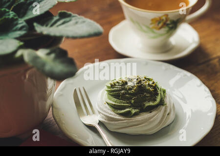 Pavlova Kuchen mit Pistaziencreme Stockfoto