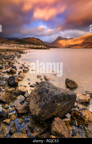 Loch Etive in Schottland bei Sonnenuntergang eingefangen. Stockfoto