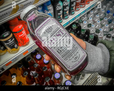 Eine Flasche aromatisierte Getränke der Hanf Division Marke CBD 'Butterfly Limonade" in einem Supermarkt Kühler in New York am Freitag, den 25. Januar 2019. CBD ist die nicht-psychoaktiven Bestandteil von Marihuana im Gegensatz zu Tetrahydrocannabinol (THC), das ist der Stoff, aus dem Sie hoch, nicht zu vergessen, zu dieser Zeit illegal. (Â© Richard B. Levine) Stockfoto