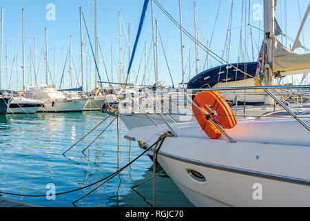 Die Yacht geschmückt. Orange Rettungsring. Stockfoto